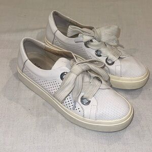 VANELi Yora White Sneakers Casual Shoes Women Size 7.  EUC
